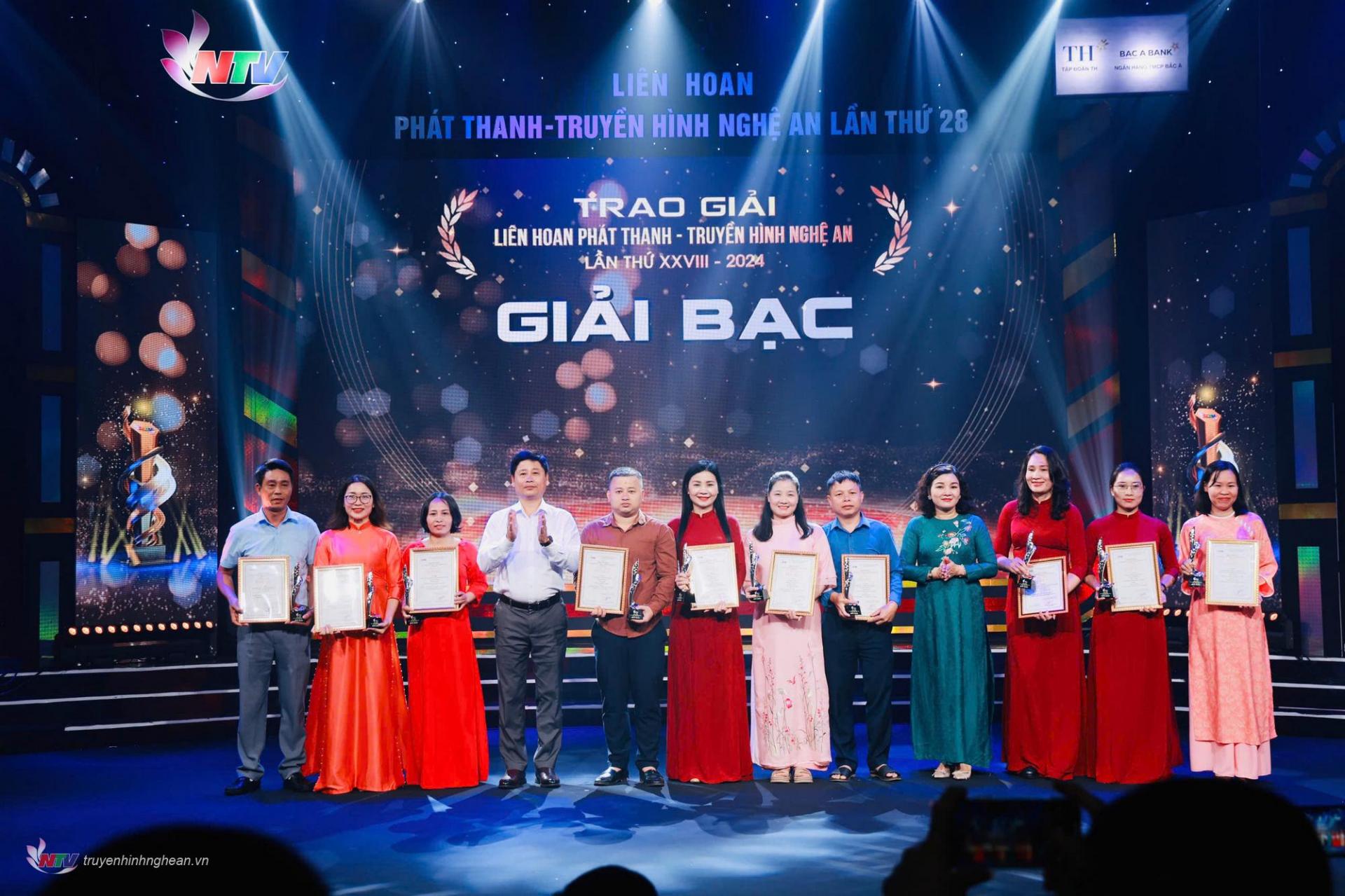Đồng chí Nguyễn Thị Hồng Hoa - Trưởng Ban Tuyên giáo Tỉnh ủy và Đồng chí Trần Minh Ngọc - Giám đốc Đài PT-TH PG88 go Bắn cá, PG88 go Bắn cá Hội Nhà báo tỉnh, Trưởng Ban Tổ chức Link Vào PG88 link trao giải cho các tác giả, nhóm tác giả đạt giải Bạc loại hình Phát thanh.