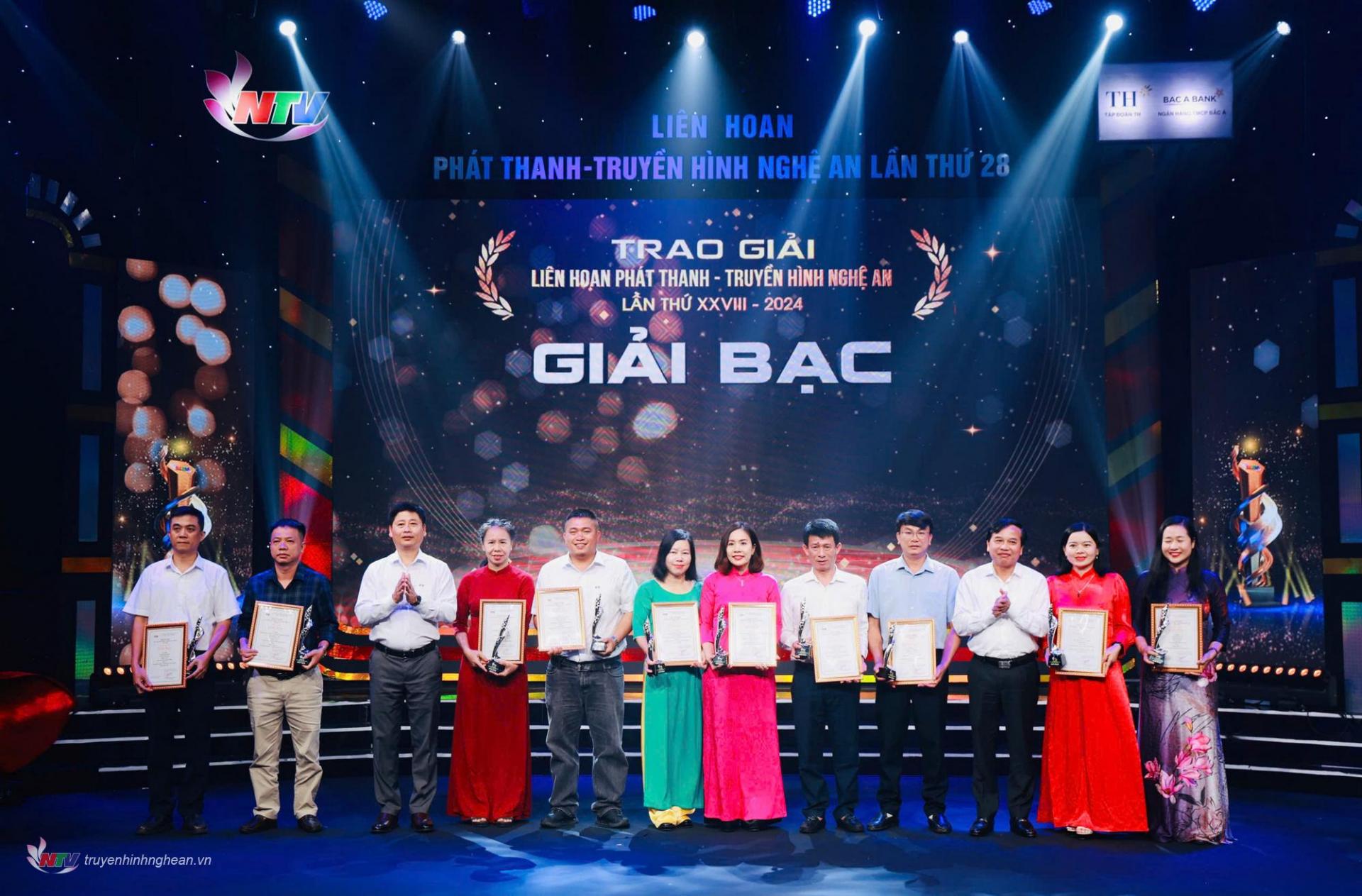 Đồng chí Nguyễn Như Khôi - Phó PG88 go Bắn cá Hội đồng Nhân dân tỉnh và Đồng chí Trần Minh Ngọc - Giám đốc Đài PT-TH PG88 go Bắn cá, PG88 go Bắn cá Hội Nhà báo tỉnh, Trưởng Ban Tổ chức Link Vào PG88 link trao giải cho các tác giả, nhóm tác giả đạt giải Bạc ở loại hình Truyền hình.