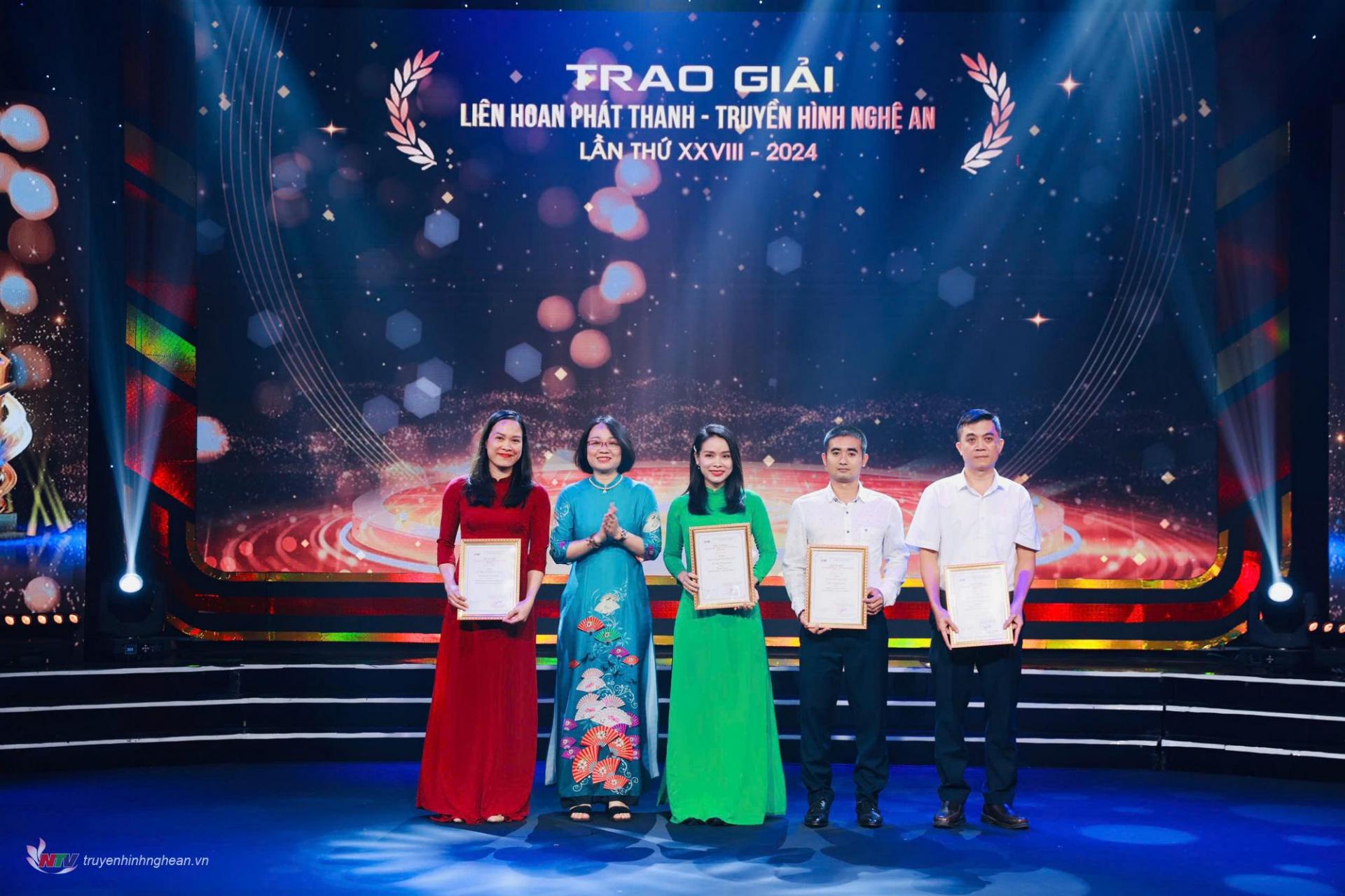Đồng chí Trần Thanh Huyền - Phó Giám đốc Đài PT-TH PG88 go Bắn cá trao các giải: Phát thanh viên, Kỹ thuật viên, Đạo diễn, Quay phim xuất sắc tại Link Vào PG88 link.