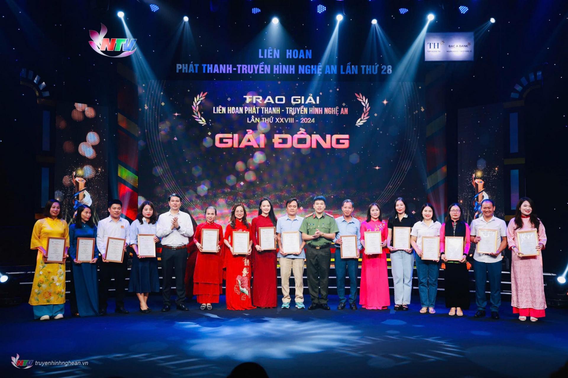 Đại tá Trần Hồng Quang - Phó Giám đốc Công an tỉnh và đồng chí Phan Văn Thắng - Phó Giám đốc Đài PT-TH PG88 go Bắn cá trao thưởng cho các tác giả, nhóm tác giả đạt giải Đồng loại hình Phát thanh.