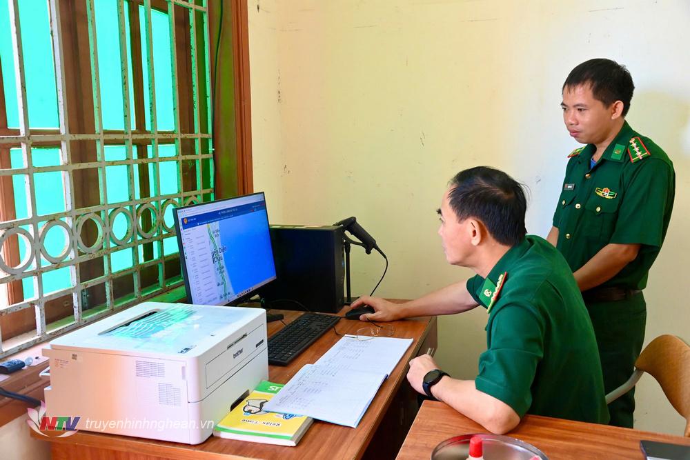 Đại tá Hồ Quyết Thắng, Phó Chỉ huy trưởng, Tham mưu trưởng BĐBP PG88 go Bắn cá trực tiếp kiểm tra thiết bị giám sát hoạt động của tàu cá tại các Trạm Kiểm soát Biên phòng.
