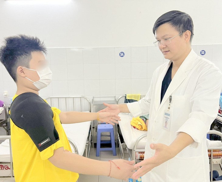 Kiểm tra tình trạng phục hồi cho trẻ đột quỵ tại Bệnh viện đa khoa Đà Nẵng - Ảnh BVCC