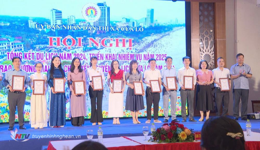 Trao giải Khuyến khích cho các tác giả.