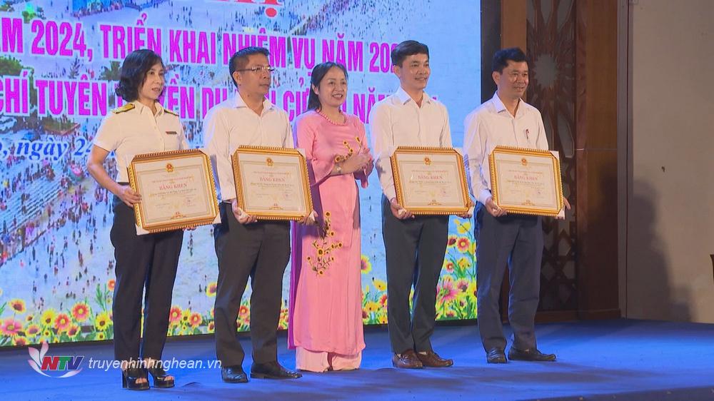 Trao Bằng khen của UBND tỉnh cho 4 tập thể.