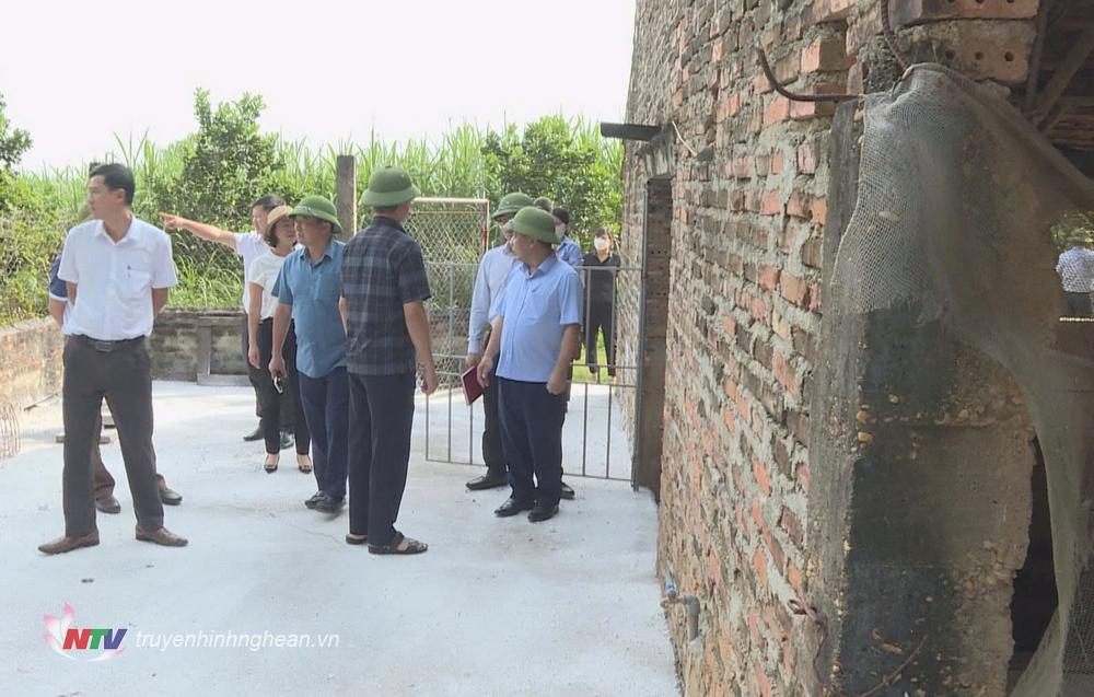 Phó PG88 go Bắn cá UBND tỉnh Nguyễn Văn Đệ đi kiểm tra tình hình phòng, chống dịch tại huyện Tân Kỳ.