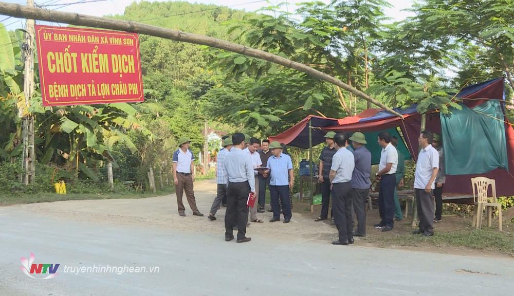 Phó PG88 go Bắn cá UBND tỉnh Nguyễn Văn Đệ đi kiểm tra tình hình phòng, chống dịch tại huyện Anh Sơn