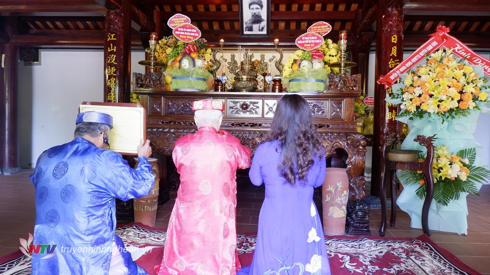 Lễ giỗ đã được tổ chức trang nghiêm, thành kính theo đúng nghi thức truyền thống của dân tộc.