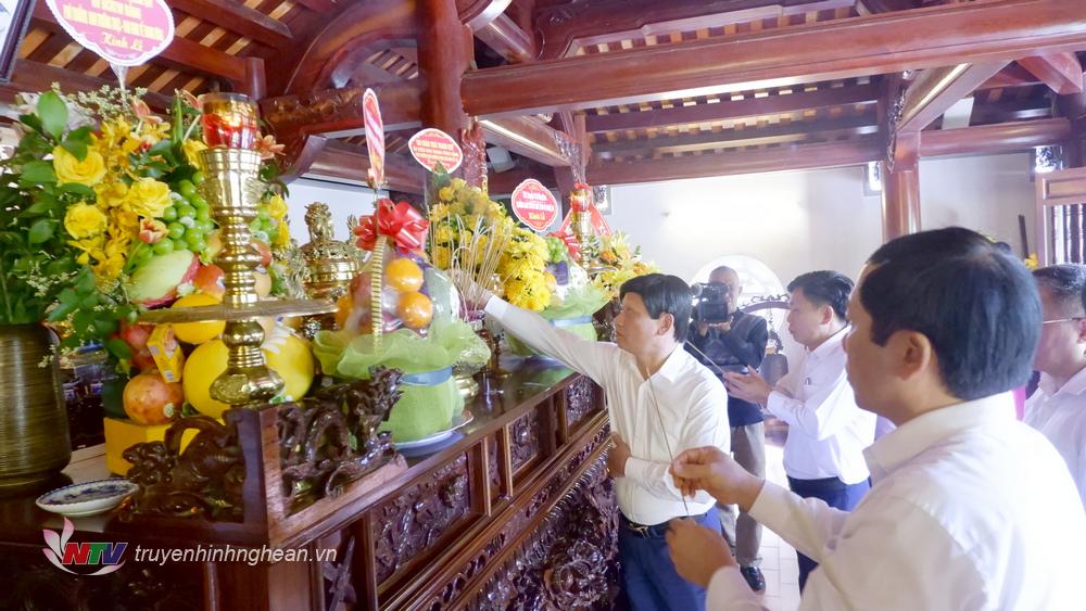 Dâng hương tại lễ giỗ