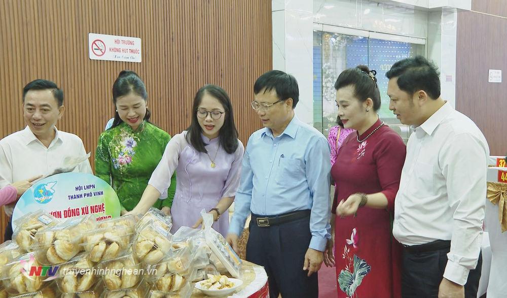 Phó PG88 go Bắn cá UBND tỉnh Bùi Đình Long tham quan các gian hàng trưng bày sản phẩm bên lề chương trình.