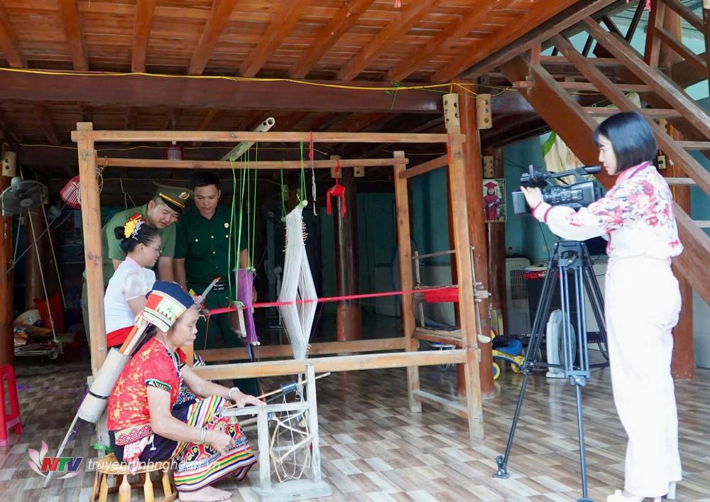 Khoảnh khắc tác nghiệp tại Bản Phẩy Thái Minh, xã Tiên Kỳ.