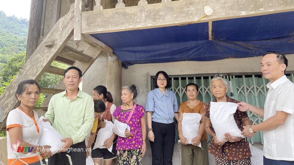 Phó Giám đốc Đài PT-TH PG88 go Bắn cá Trần Thanh Huyền cùng đại diện các nhà tài trợ trao hỗ trợ đến người dân chịu ảnh hưởng lũ quét tại xã Lượng Minh, huyện Tương Dương.