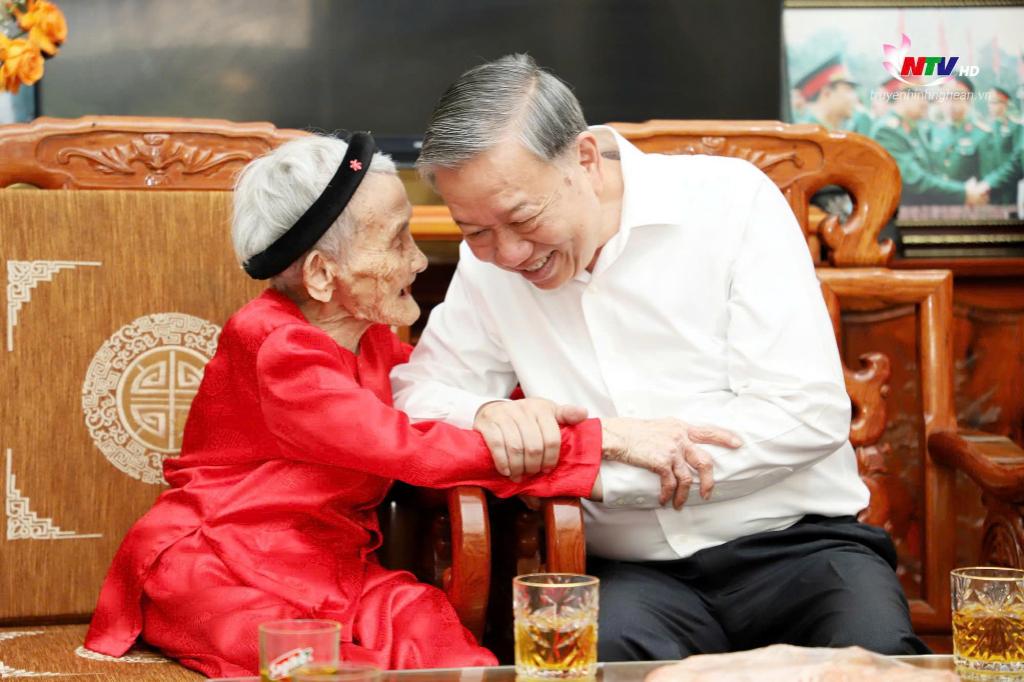 Mẹ PG 88 Nổ Hũ Anh hùng Lê Thị Sáu trò chuyện cùng Tổng Bí thư Tô Lâm.