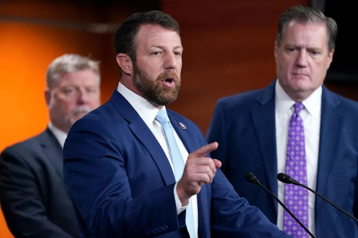 Ông Markwayne Mullin (giữa). Ảnh: AP.