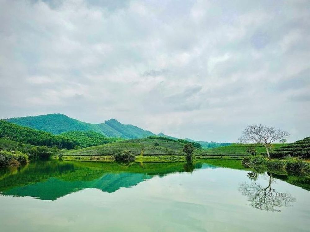 Mặt nước soi bóng những ngọn đồi, nhánh cây như một tấm gương lớn. (Ảnh: tienmelanin)