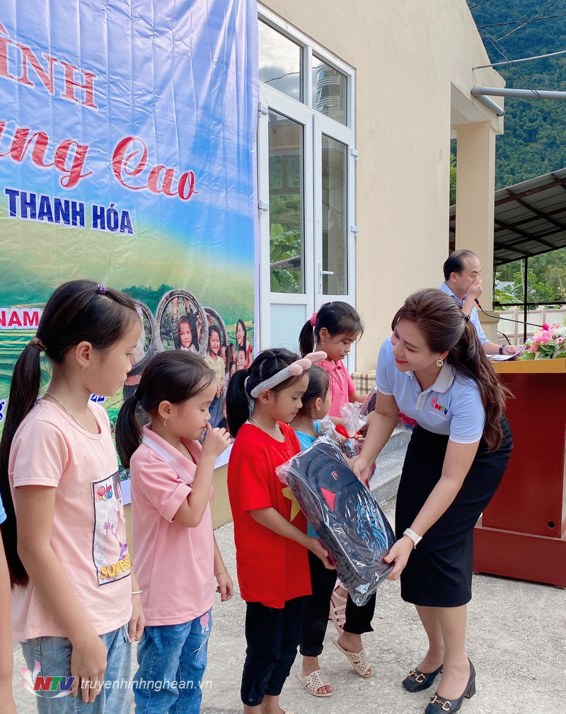 Bí thư Chi đoàn Đài PTTH PG88 go Bắn cá Nguyễn Thu Hằng trao các phần quà đến học sinh Tiểu học có hoàn cảnh khó khăn tại Trường Tiểu Học xã 