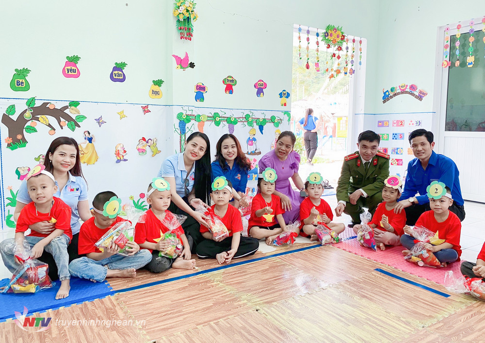 Các thành viên đoàn công tác thăm hỏi, tặng quà cho các em nhỏ.