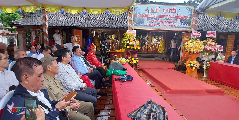 Các đại biểu cùng con cháu trong dòng họ dự lễ giỗ.
