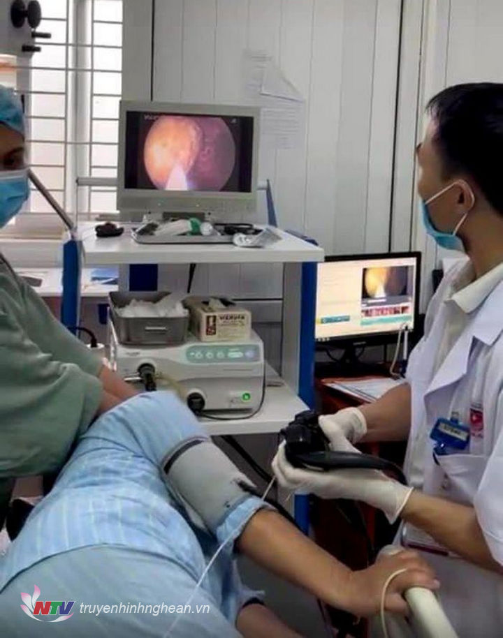 Bệnh nhân được các bác sĩ làm thủ thuật nội soi.