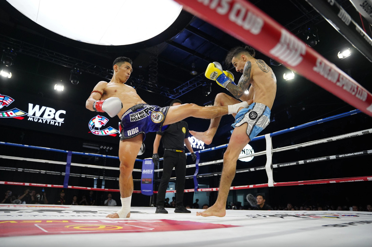 Huỳnh Hoàng Phi (trái) đánh bại Elamghari Ayoub