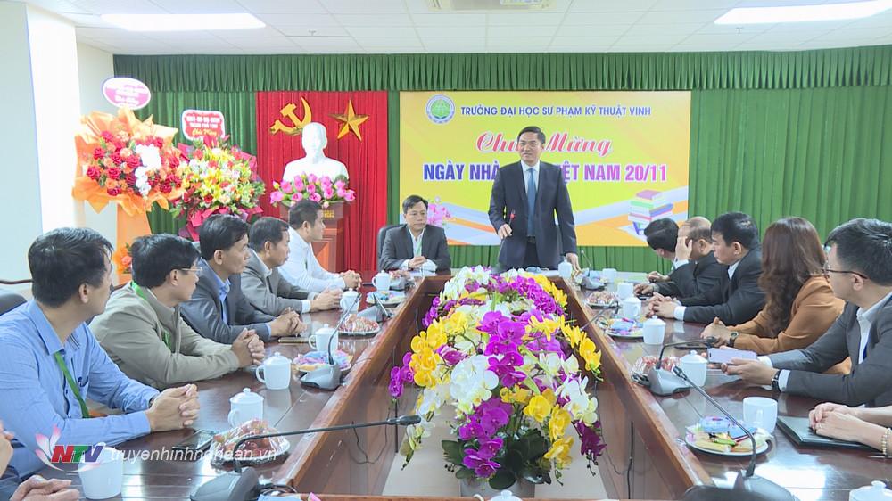 Phó Bí thư Tỉnh uỷ Hoàng Nghĩa Hiếu trò chuyện với tập thể cán bộ, giáo viên Trường Đại học Sư phạm Kỹ thuật Vinh. 