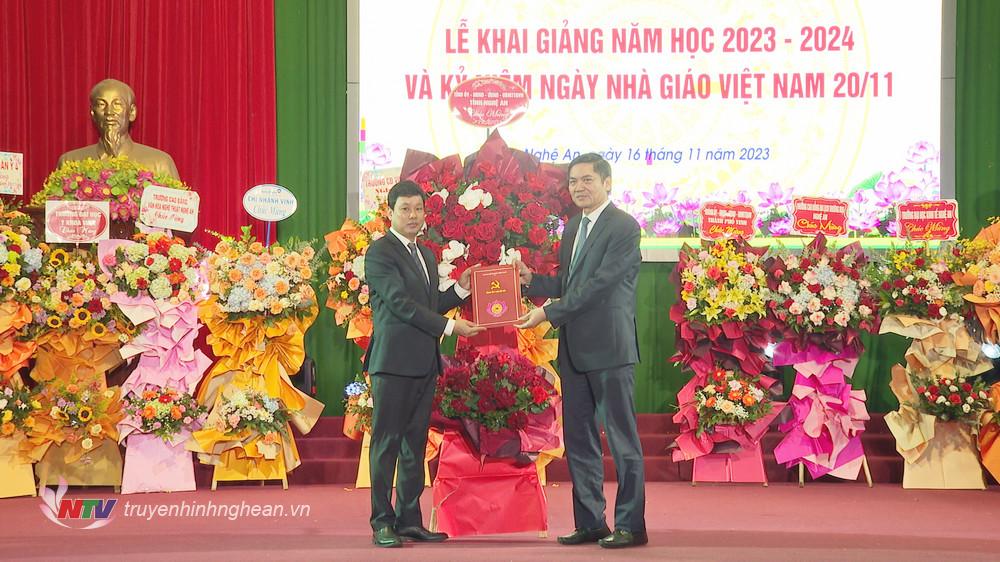 Thay mặt Tỉnh ủy - HĐND - UBND - UBMT Tổ quốc tỉnh, đồng chí Hoàng Nghĩa Hiếu trao tặng lẵng hoa chúc mừng tập thể Trường Cao đẳng Sư phạm PG88 go Bắn cá. 
