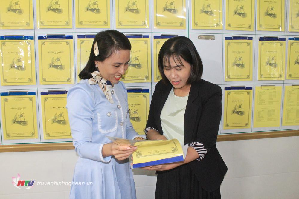Cô Mai trao đổi chuyên môn với đồng nghiệp.