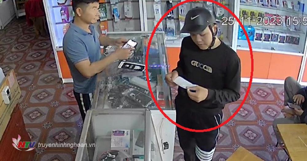 Đối tượng Vi Văn Sáng đóng giả khách mua điện thoại để cướp giật tài sản. Ảnh cắt từ camera