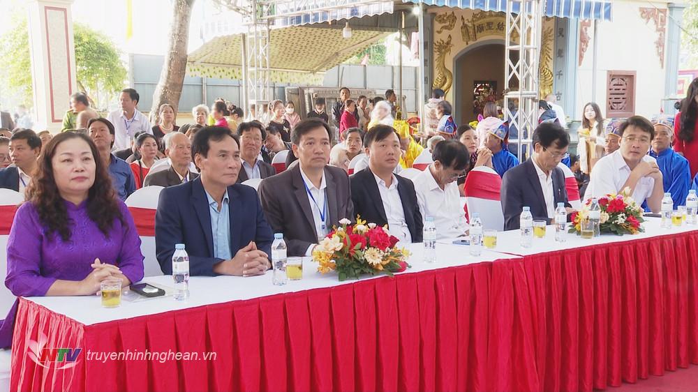 Các đại biểu dự buổi lễ.