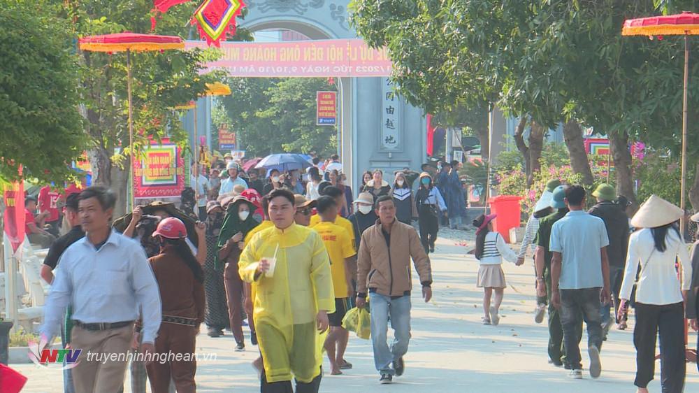 Đông đảo người dân địa phương cùng du khách thập phương đến với Đền ông Hoàng Mười.