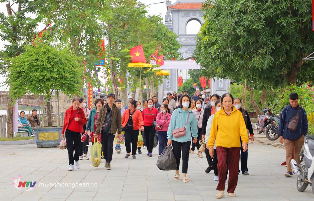 Đông đảo nhân dân và du khách thập phương về với Đền Ông Hoàng Mười.