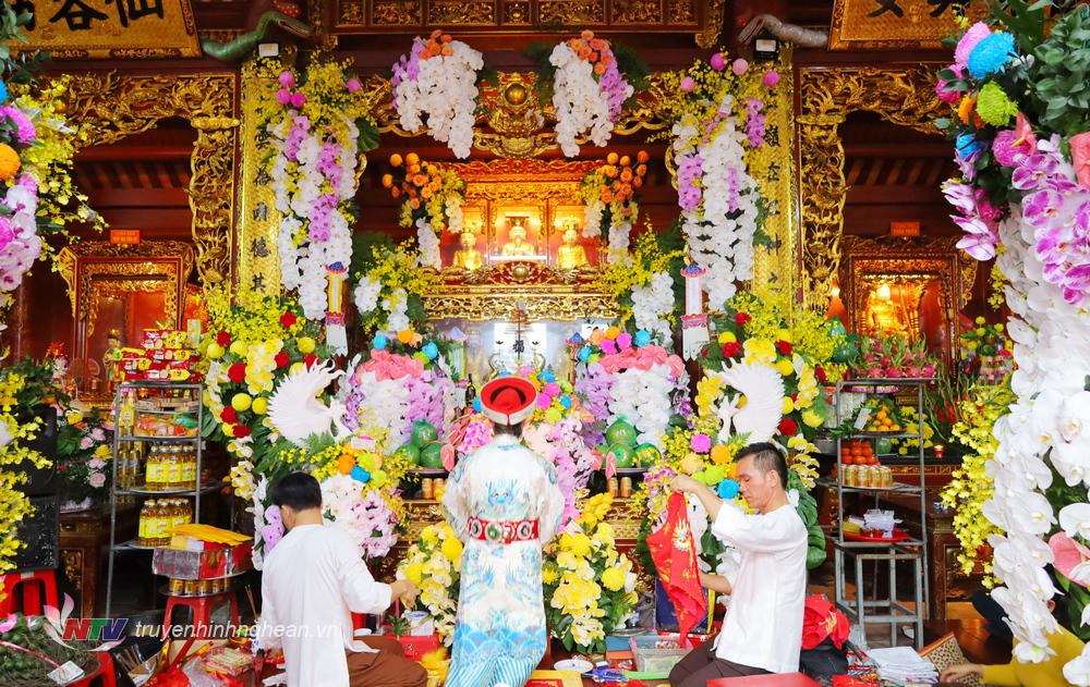 Các cung trong đền thờ ông Hoàng Mười luôn thu hút rất nhiều người dân và du khách thập phương về dâng lễ