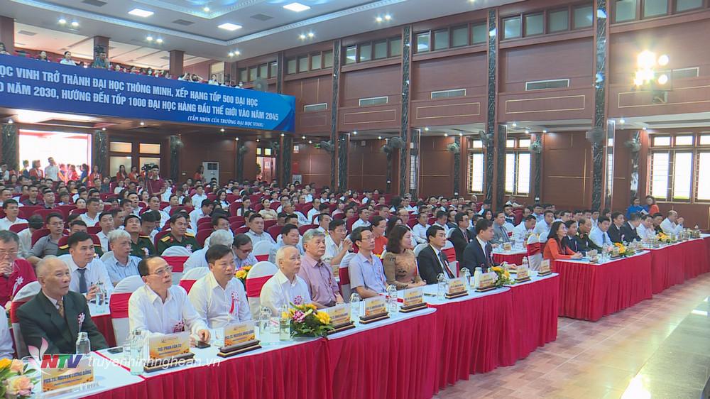 Các đại biểu dự buổi lễ.