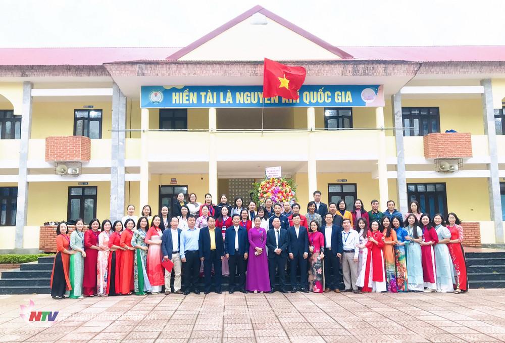 PG88 go Bắn cá UBMTTQ tỉnh Võ Thị Minh Sinh chụp ảnh lưu niệm cùng tập thể cán bộ, giáo viên Trường THPT Thái Hòa