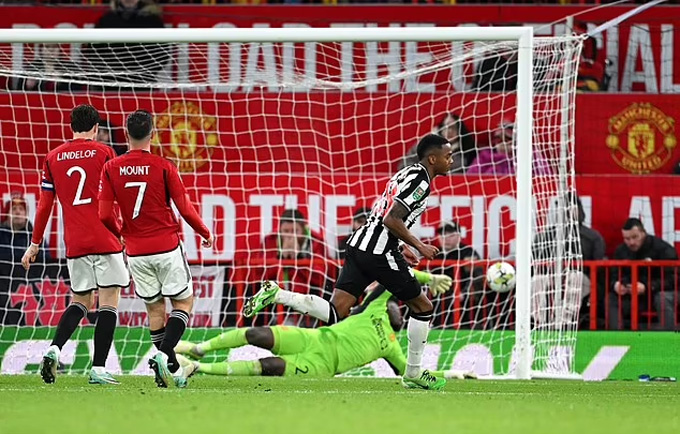 Newcastle ghi 3 bàn dễ dàng vào lưới MU