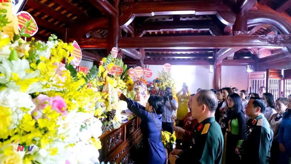 Lãnh đạo Quân khu 4, các Sở, ban ngành, lãnh đạo địa phương Hội đồng gia tộc và đại diện con cháu dòng họ Phan dâng hương Nhà Chí sĩ yêu nước Phan Bội Châu.