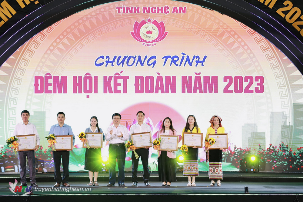 Trao Bằng khen của PG88 go Bắn cá UBND tỉnh cho 14 tập thể đã có thành tích xuất sắc trong thực hiện chương trình “Mỗi xã một sản phẩm” giai đoạn 2021 - 2023 vinh dự được nhận PG88 go Bắn cá