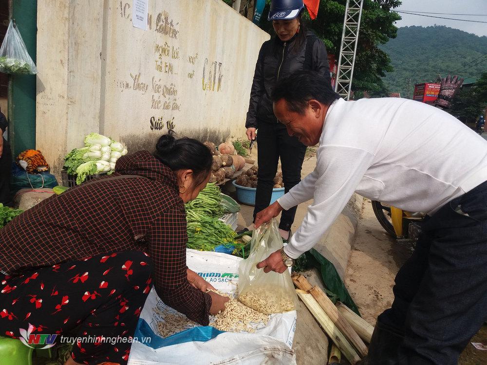 Với giá từ 250.000 - 300.000 đồng/1kg, vào mùa sâu măng một hộ dân có thể thu nhập từ 15 - 20 triệu đồng.