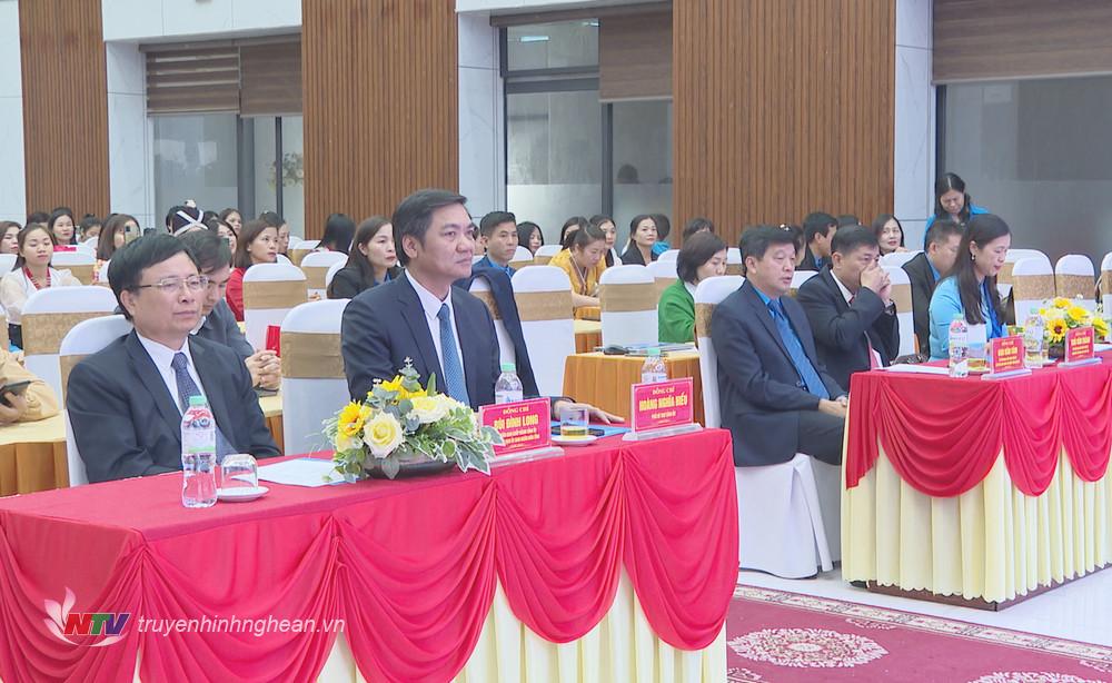 Các đồng chí lãnh đạo tỉnh, sở, ban ngành dự buổi lễ.