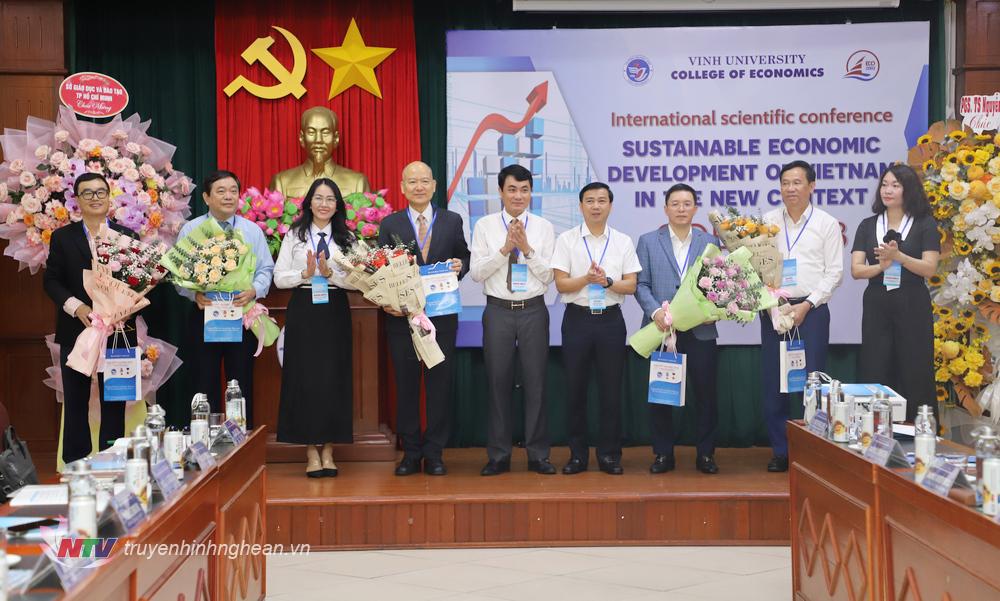 Tặng hoa các nhà khoa học tham gia hội thảo.