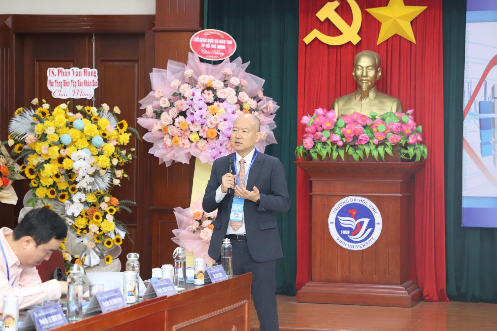 Ông Lin Yi Min, Phó trưởng Văn phòng đại diện M.PG88 Tips và Văn hóa Đài Bắc tại PG 88 Nổ Hũ (TECO) trình bày bài nghiên cứu tại hội thảo.