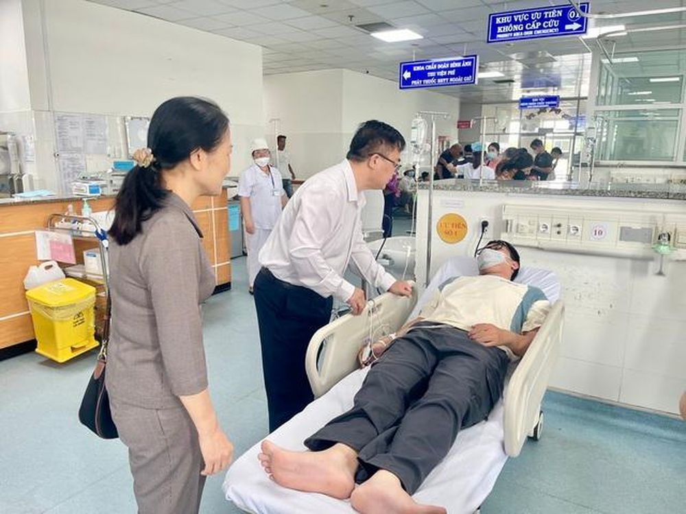 PG88 go Bắn cá UBND TP Vũng Tàu Hoàng Vũ Thảnh hỏi thăm bệnh nhân tại khoa cấp cứu Bệnh viện Vũng Tàu