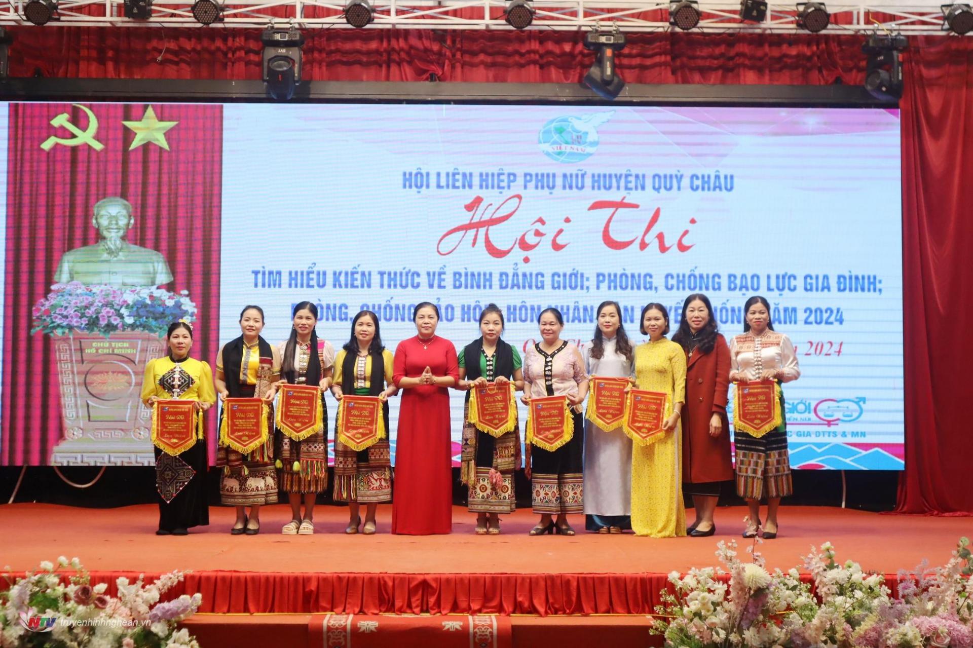 Ban tổ chức trao cờ lưu niệm cho các đội tham gia Hội thi.