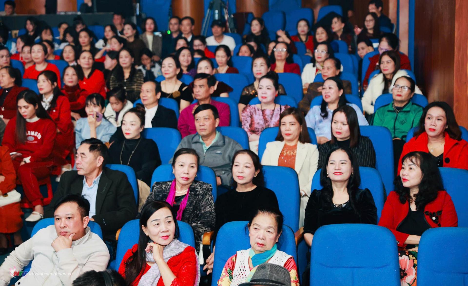 Đông đảo khán giả theo dõi chương trình tại điểm cầu PG88 go Bắn cá.