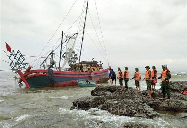 Gió Đông Bắc mạnh cấp 6-7, biển động mạnh.