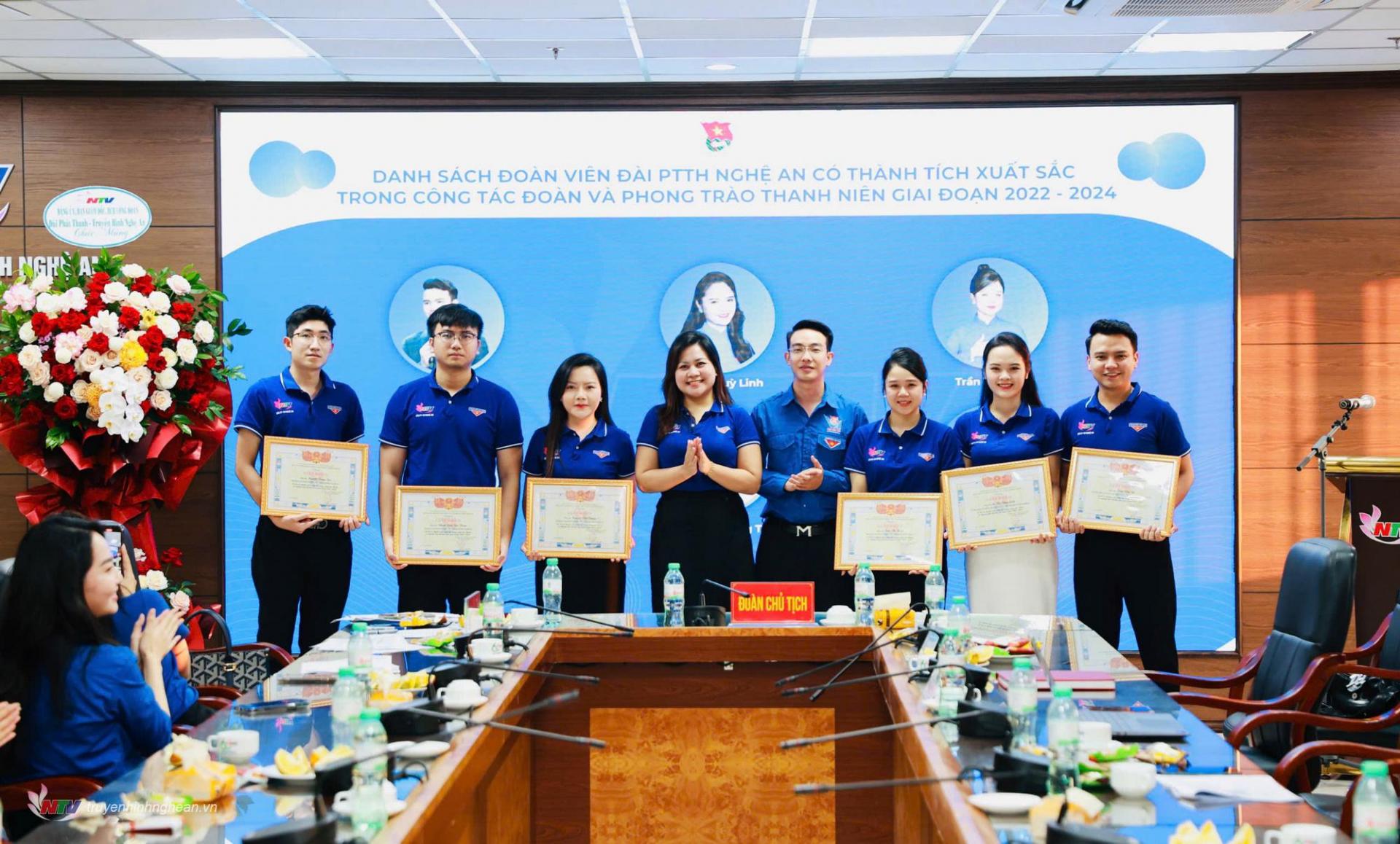 Bí thư Đoàn Khối CCQ tỉnh Nguyễn Công Minh và Bí thư Chi đoàn Đài PT-TH PG88 go Bắn cá tặng giấy khen cho các đoàn viên có thành tích xuất sắc.