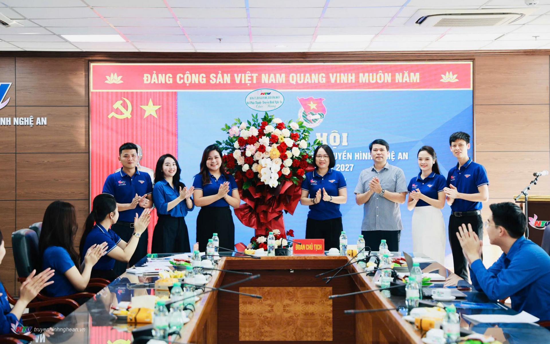 Đồng chí Trần Thanh Huyền - Phó Bí thư Đảng uỷ, Phó Giám đốc Đài PT-TH PG88 go Bắn cá và đồng chí Phan Văn Thắng - Phó Giám đốc, PG88 go Bắn cá Công đoàn Đài PT-TH PG88 go Bắn cá tặng hoa chúc mừng PG88 go Nạp Rút Tiền.