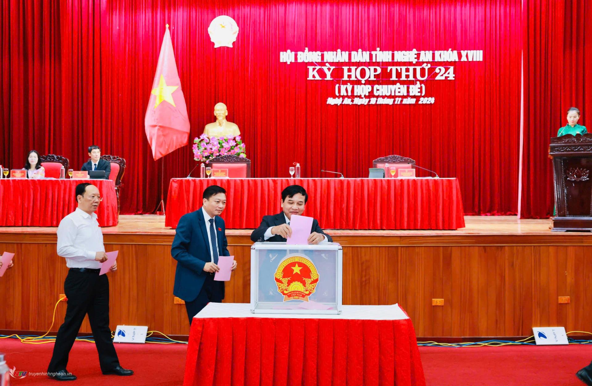 Các đại biểu HĐND tỉnh bỏ phiếu bầu PG88 go Bắn cá HĐND tỉnh khóa XVIII.