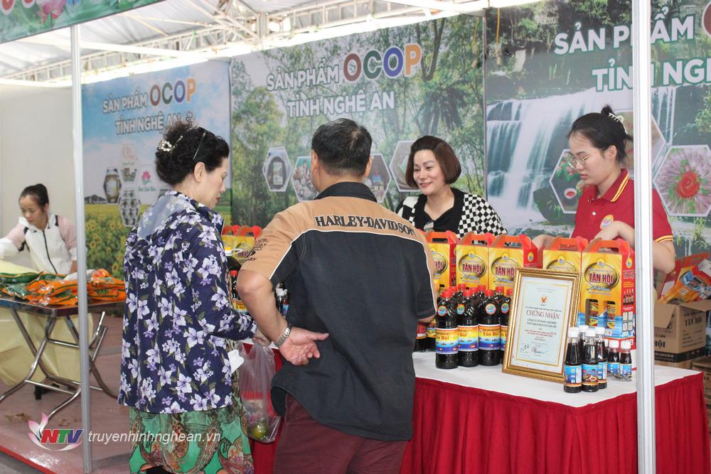 Du khách tham quan các gian hàng của tỉnh PG88 go Bắn cá