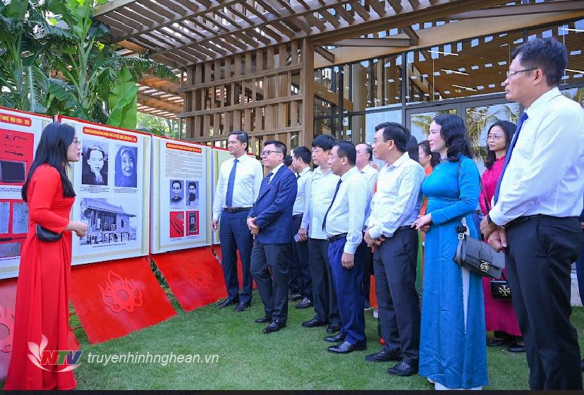 Các đại biểu tham quan trưng bày chuyên đề Cao trào Xô viết Nghệ Tĩnh trong khuôn khổ lễ ra mắt.