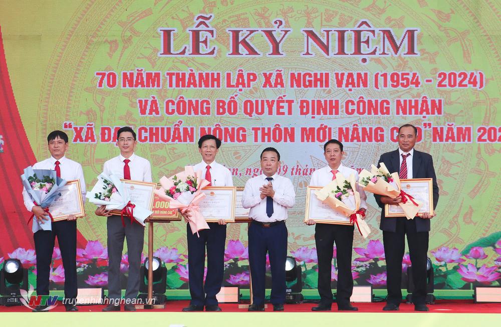 Trao Bằng khen của UBND tỉnh cho các cá nhân có thành tích xuất sắc trong xây dựng và phát triển xã Nghi Vạn và có nhiều đóng góp trong xây dựng NTM nâng cao.